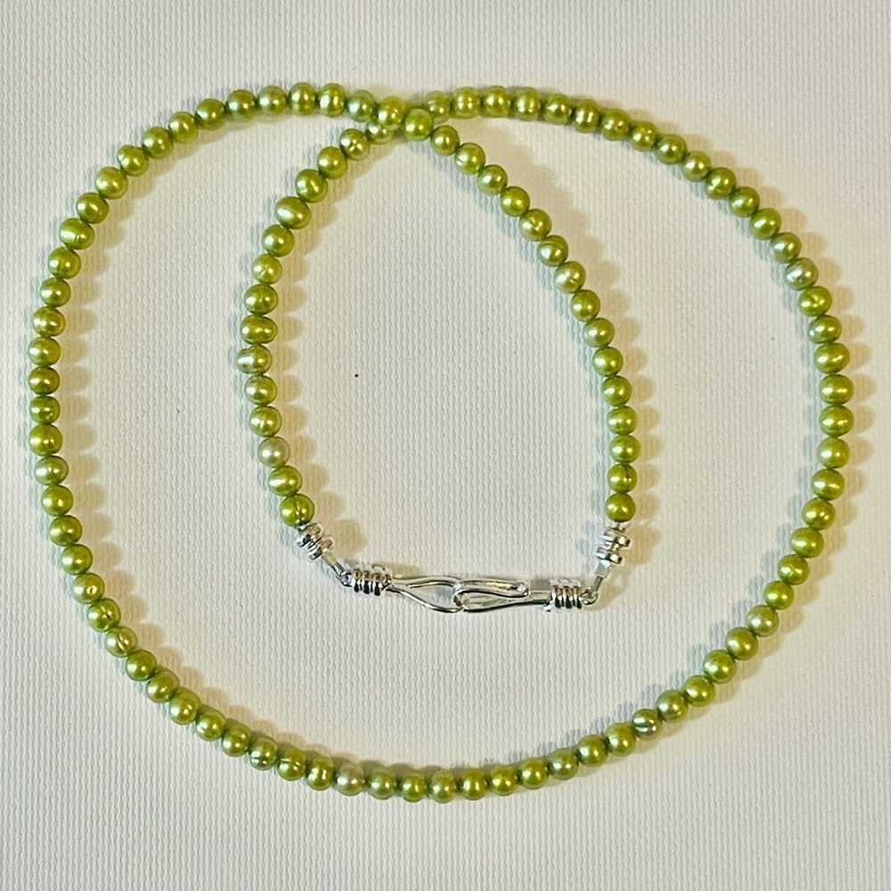 Light green freshwater pearls necklace sz 16-17”